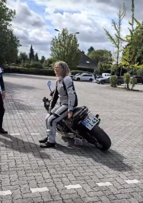 Handling Motorrad aufheben
